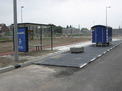 907665 Afbeelding van de aanleg van een bushalte met abri aan het begin van de Talmalaan te Utrecht, die heringericht ...